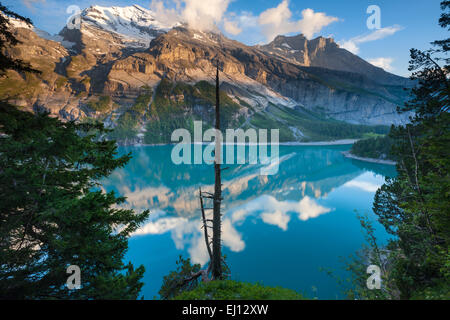 Il lago di Oeschinen, Svizzera, Europa, canton Berna Oberland bernese, del Kandertal, lago di montagna, lago e montagne, riflessione Foto Stock