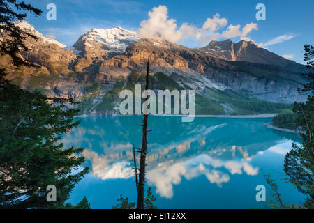 Il lago di Oeschinen, Svizzera, Europa, canton Berna Oberland bernese, del Kandertal, lago di montagna, lago e montagne, riflessione Foto Stock