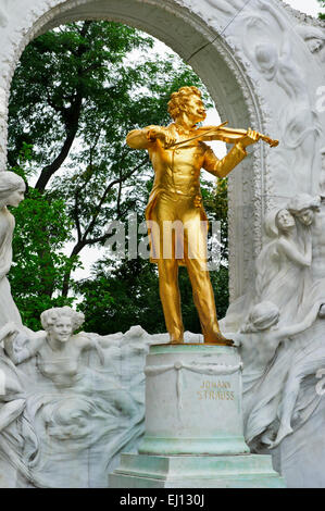 Una dorata statua di Johann Strauss riproduzione di un violino, Vienna, Austria. Foto Stock