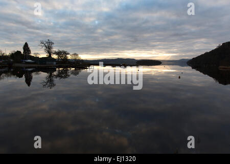 Area di Loch Lomond, Scozia. Vista sul Loch Lomond a Balmaha, con la sponda occidentale del Loch Lomond fondo in lontananza. Foto Stock