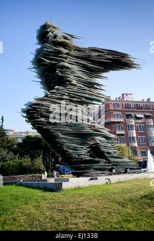 Il Dromeas "Runner" 12-metro-alta in ferro e vetro scultura creata nel 1994 da Atene artista Costas Varotsos a Atene, Grecia. Foto Stock