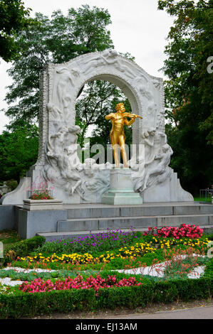 Una dorata statua di Johann Strauss riproduzione di un violino, Vienna, Austria. Foto Stock