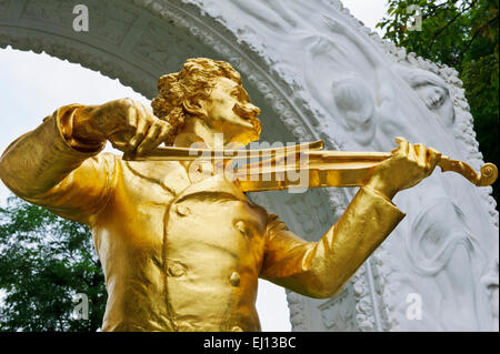 Una dorata statua di Johann Strauss riproduzione di un violino, Vienna, Austria. Foto Stock