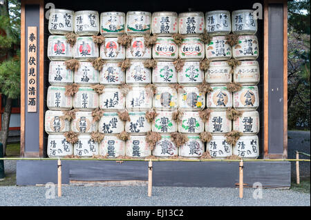 Vino rituale di riso o botti di sakedaru (sakedaru) esposti all'esterno del Santuario Heian (Heian Jingu), il principale tempio shintoista di Kyoto, Giappone Foto Stock