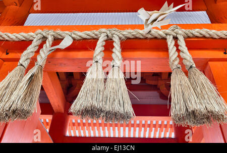 Nel Santuario Heian (Heian Jingu), Kyoto, Giappone. Le corde di paglia di riso (shimenawa) sono spesso utilizzate per segnare il confine di uno spazio sacro nei templi shintoisti Foto Stock