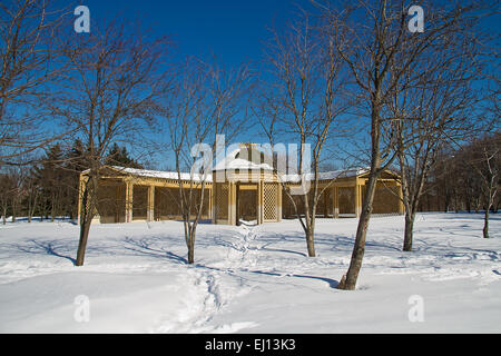 Gazebo in un parco invernale nel pomeriggio Foto Stock