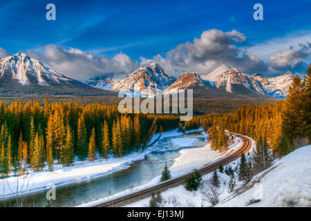 Scenic Morant la curva sulla Canadian Pacific Railway che corre lungo il fiume Bow in inverno, il Parco Nazionale di Banff, Alberta Canada Foto Stock