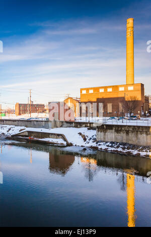 Ciminiere riflettendo in Codorus Creek nel centro di York, Pennsylvania. Foto Stock