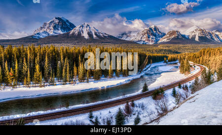 Scenic Morant la curva sulla Canadian Pacific Railway che corre lungo il fiume Bow in inverno, il Parco Nazionale di Banff, Alberta Canada Foto Stock