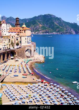 Vista colorate sulle spiagge della Costiera Amalfitana, Italia Foto Stock