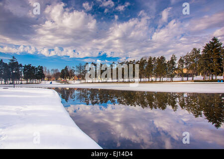 Inverno riflessioni a lago del Kiwanis, a York, in Pennsylvania. Foto Stock