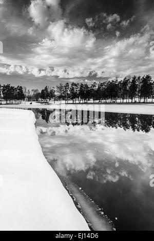 Inverno riflessioni a lago del Kiwanis, a York, in Pennsylvania. Foto Stock