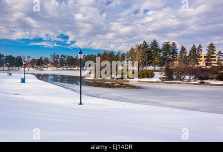 Vista invernale del lago del Kiwanis, a York, in Pennsylvania. Foto Stock