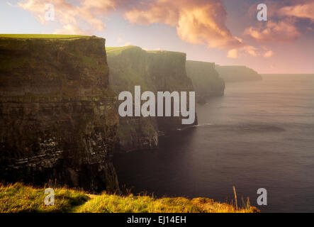 Scogliere di Moher a sunrise. L'Irlanda Foto Stock