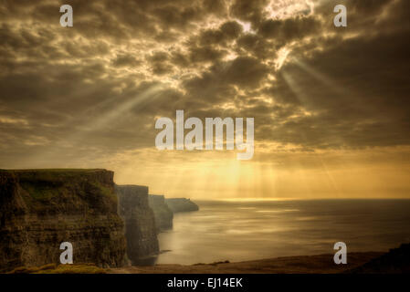 Scogliere di Moher con raggi di Dio in Irlanda Foto Stock