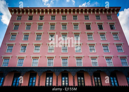 Storico edificio rosa a Charleston, Carolina del Sud. Foto Stock