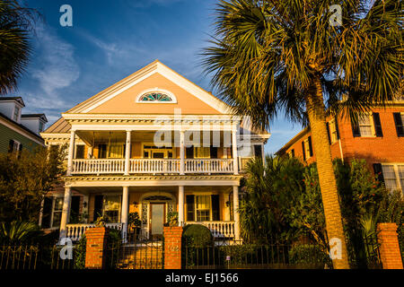 Casa e Palm tree lungo Murray Drive in Charleston, Carolina del Sud. Foto Stock