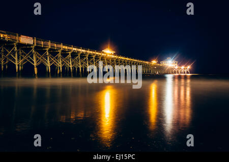 Il molo di pesca di notte nella follia Beach, Carolina del Sud. Foto Stock