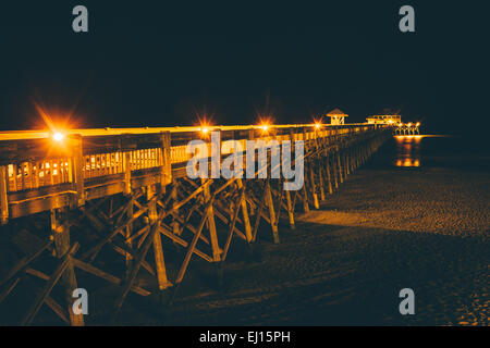 Il molo di pesca di notte nella follia Beach, Carolina del Sud. Foto Stock