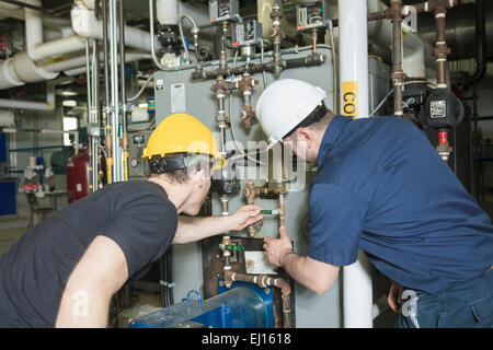 Repairman da parte di un tecnico o di un ispettore che controlla il sistema. Foto Stock