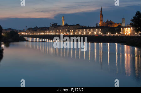 Notte paesaggio urbano di Firenze e dal fiume Arno in Toscana, Italia Foto Stock