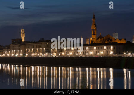 Notte paesaggio urbano di Firenze e dal fiume Arno in Toscana, Italia Foto Stock