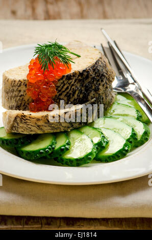 Gefilte fish. Il luccio farcite con caviale di Salmone e aneto su fettine di cetriolo. Foto Stock