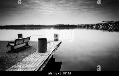 Panchina lungo il fiume Potomac, in Alexandria, Virginia. Foto Stock