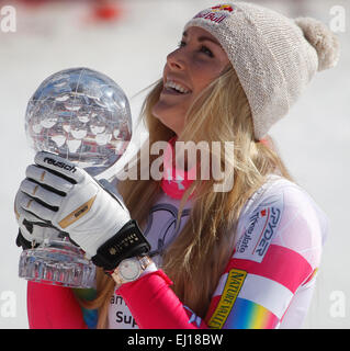 Méribel, Francia - 19 Marzo: Lindsey Vonn con globo di cristallo nella finish area della FIS Coppa del Mondo di Sci Alpino femminile Super-G gara su Marzo 19, 2015 a Méribel, Francia. (Foto di Mitchell Gunn/ESPA).Caption locale Foto Stock