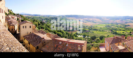 Panoramica del paesaggio della Toscana dalla città sulla collina di Montepulciano, Italia Foto Stock