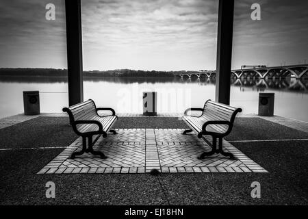 Panchine sul lungomare in Alexandria, Virginia. Foto Stock