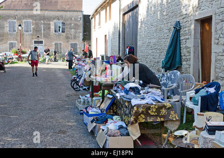 La Rue de la Chapelle in Gigny-sûr-Saône è rivestito con le tabelle per il mese di agosto marché aux puces, Borgogna, Francia. Foto Stock