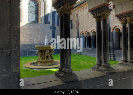 La chiesa abbaziale del monastero benedettino di Maria Laach, in Germania, in Renania Palatinato, Europa Foto Stock