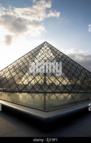 Pyramid presso il Museo Louvre Parigi Il de Paris Francia Europa Foto Stock