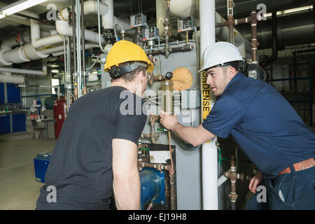 Repairman da parte di un tecnico o di un ispettore che controlla il sistema. Foto Stock