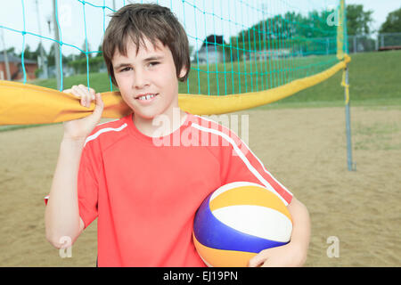 Ritratto di famiglia felice tenendo la pallavolo al di fuori Foto Stock