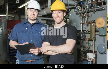 Repairman da parte di un tecnico o di un ispettore che controlla il sistema. Foto Stock