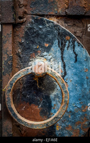 Un rustico di ferro la maniglia della porta con ragnatele Foto Stock