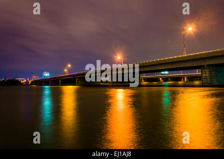 Ponte sul Fiume Potomac in notturna a Washington, DC. Foto Stock