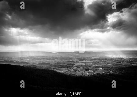 Raggi crepuscolari sulla Shenandoah Valley, visto dalla Skyline Drive nel Parco Nazionale di Shenandoah, Virginia. Foto Stock