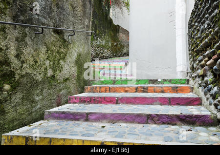 Gradino-passo piegate passaggio tra le vecchie mura Foto Stock