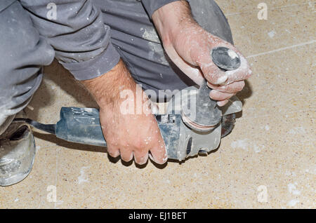 Vista ravvicinata di un lavoratore con le mani in mano pronti a utilizzare una sega radiale. Foto Stock