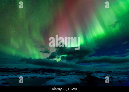 Aurora boreale su laguna di Jokulsarlon in Islanda Foto Stock