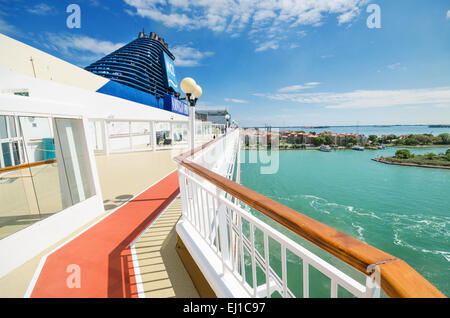 Venezia, Italia - 26 agosto. Vista panoramica del ponte principale di una nave da crociera Norwegian Cruise Line. Foto Stock