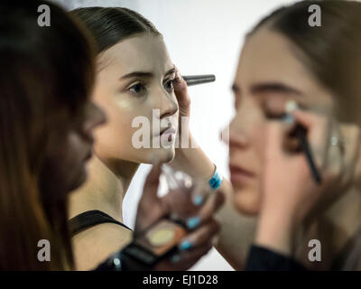 Un modello ha il suo specchio fatto backstage ucraino durante la settimana della moda Foto Stock