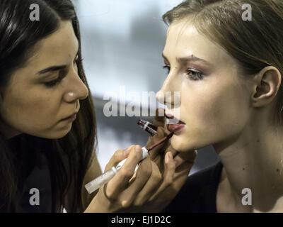 Marzo 19, 2015 - un modello ha il suo specchio fatto backstage ucraino durante la settimana della moda © Igor Golovniov/ZUMA filo/Alamy Live News Foto Stock