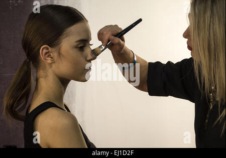 Marzo 19, 2015 - un modello ha il suo specchio fatto backstage ucraino durante la settimana della moda © Igor Golovniov/ZUMA filo/Alamy Live News Foto Stock