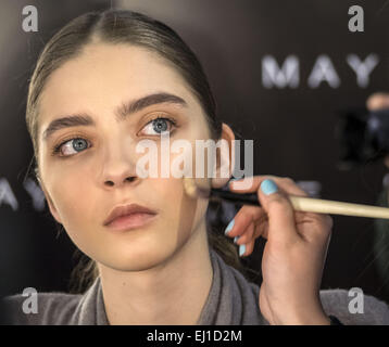 Marzo 19, 2015 - un modello ha il suo specchio fatto backstage ucraino durante la settimana della moda © Igor Golovniov/ZUMA filo/Alamy Live News Foto Stock