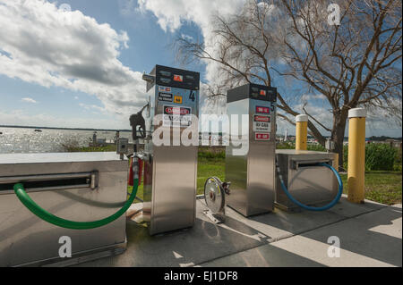 Deposito di benzina a procedure Dockside Wizard per AV con etanolo non al Lago di Dora in Tavares, Florida Foto Stock