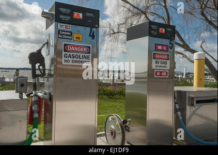 Deposito di benzina a procedure Dockside Wizard per AV con etanolo non al Lago di Dora in Tavares, Florida Foto Stock